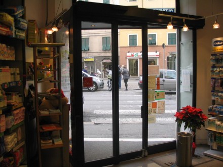 PORTA SCORREVOLE PER FARMACIA - Officine Bacigalupi Srl